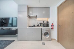 Kühlschrank, Mikrowelle, Ofen, Herdplatte