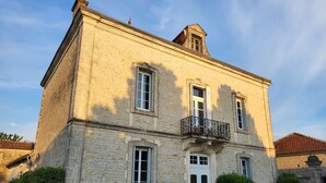 Exterior - Idyllic and charming 4-bedroom country manor house in peaceful Charente village. (Coulonges)