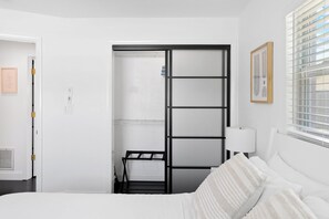3 bedrooms, desk, iron/ironing board, travel crib