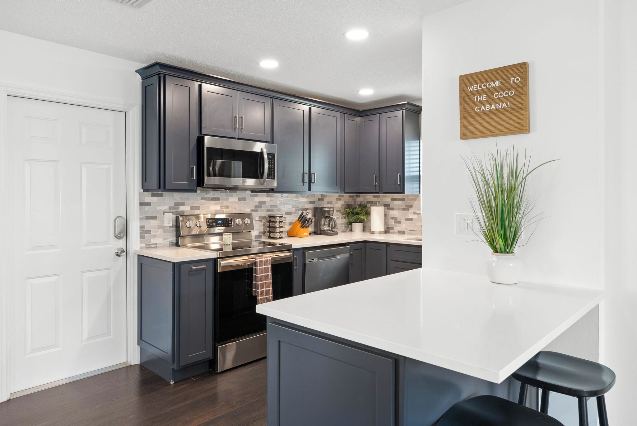 Køleskab, mikrobølgeovn, ovn, kogeplade