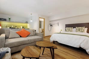 Studio Confort, 1 grand lit et 1 canapé-lit, vue cour intérieure | Coin séjour | TV connectée de 50 pouces avec chaßnes numériques