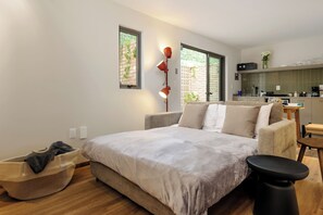 Studio Confort, 1 grand lit et 1 canapé-lit, vue sur la cour intérieure | Salle de séjour | Téléviseur connecté de 50 po avec télévision numérique