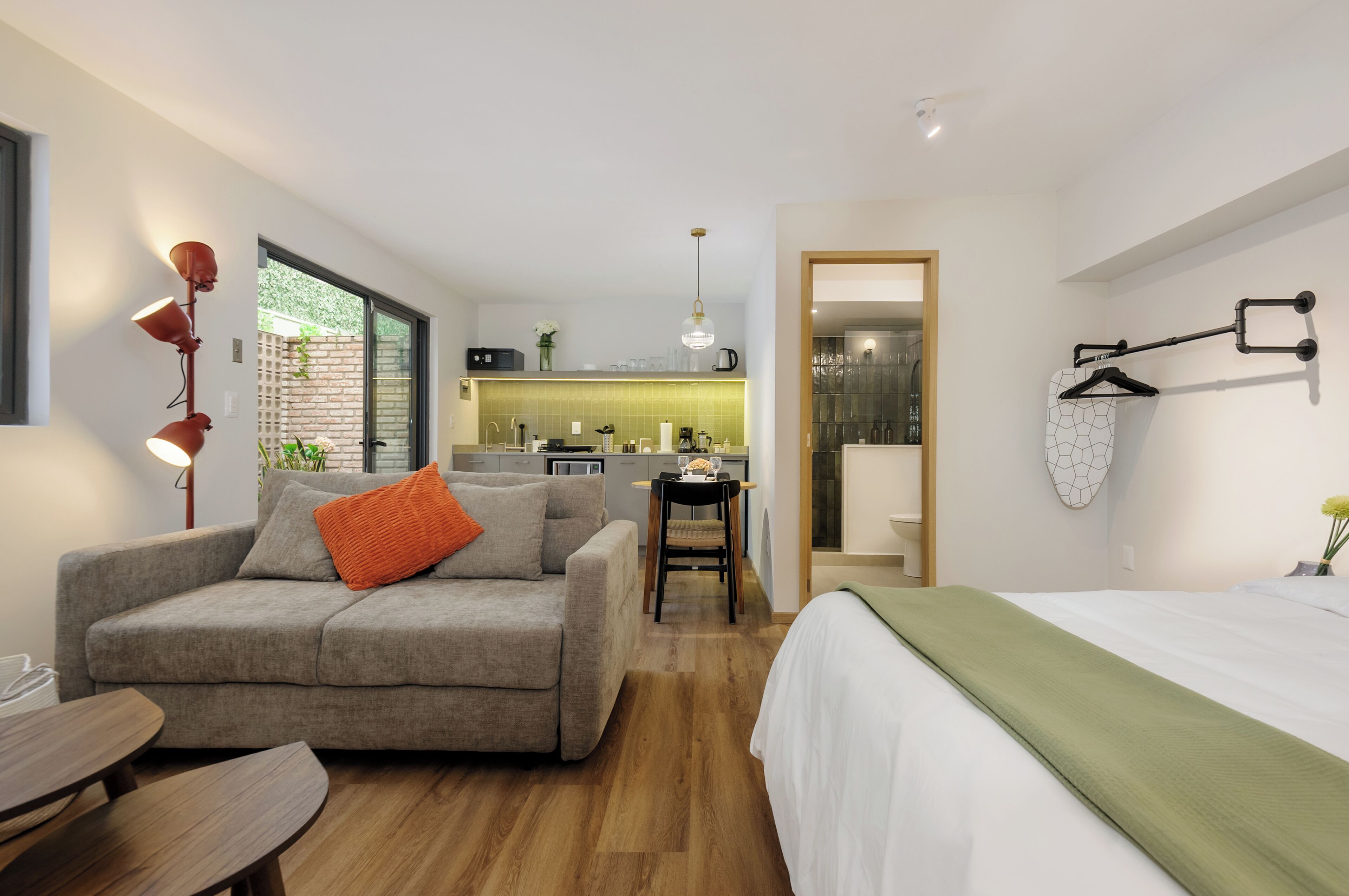 舒適開放式客房, 1 張加大雙人床及 1 張梳化床, 庭園景 | 客廳 | 50 吋智能電視連數碼電視頻道