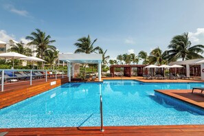 2 piscines extérieures