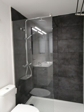 Shower, towels - Bioma Imperial Minimalist Loft (Santa Cruz de Tenerife)