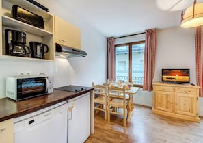 Fridge, microwave, dishwasher, coffee/tea maker
