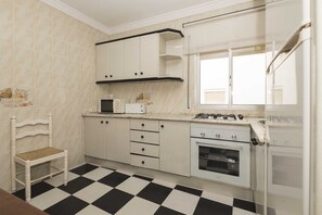 Fridge, microwave, toaster - Trafalgar Home - Three Bedroom Apartment, Sleeps 5 (Conil de la Frontera)