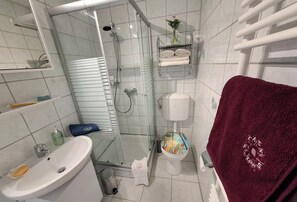 Dusche, Haartrockner, Handtücher, Seife