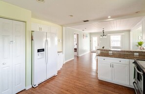 冷蔵庫、電子レンジ、オーブン、コンロ