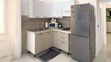 Coffee/tea maker, fridge, microwave, oven