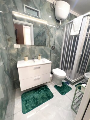 Douche, sèche-cheveux, bidet, serviettes fournies