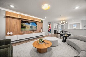 TV - 8 Bedrooms / 6 Bathrooms / Windsor Cay (15914CC) (Clermont)