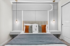 5 bedrooms, iron/ironing board, WiFi, bed sheets