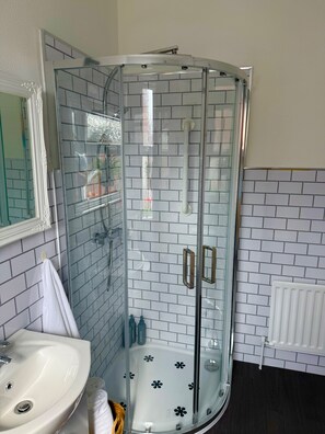 Pancuran mandi, tuala disediakan 