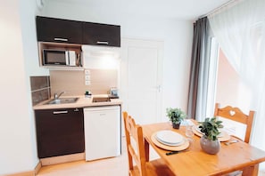 Micro-ondes, plaque de cuisson, grille-pain, tables à manger