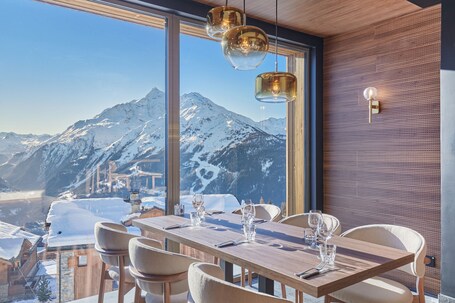 Dining. À proximité des pistes | Piscine sur place