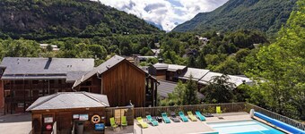 Proche de la télécabine Ax 3 Domaines | Piscine