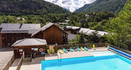 Proche de la télécabine Ax 3 Domaines | Piscine