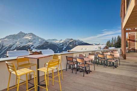 Outdoor dining. Suite Familiale | À 100m des Pistes | Piscine