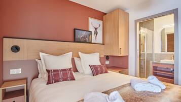 2 bedrooms, travel cot, free WiFi, bed sheets