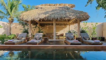 Suíte, sacada, vista para a piscina | Área de estar | Smart TV 60 polegadas com canais digitais, Netflix