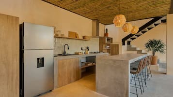 Suíte, sacada, vista para a piscina | Cozinha compartilhada | Geladeira, micro-ondas, fogão, máquina de café expresso