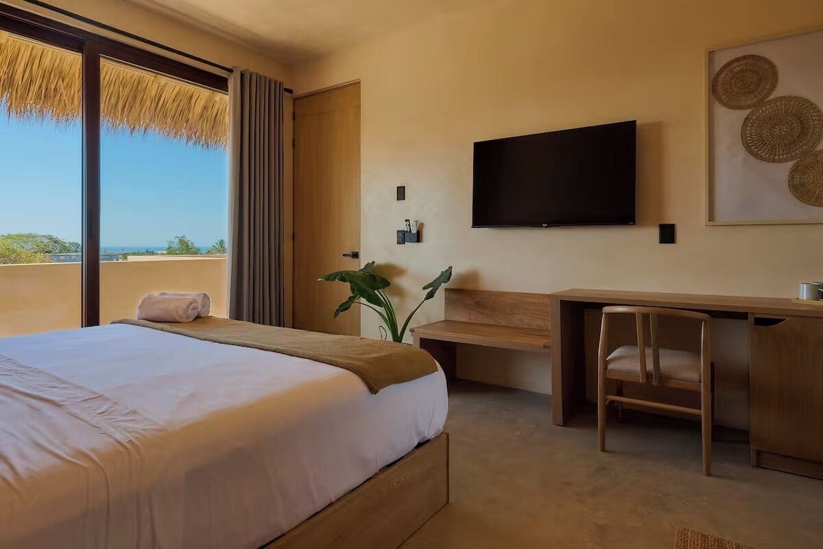 Suite, balcon, vue piscine | Minibar, coffres-forts dans les chambres, bureau