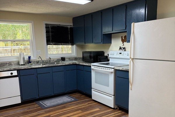 Een microgolfoven, een oven, een kookplaat, een vaatwasser