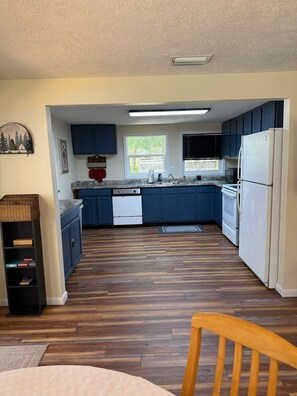 Microwave, oven, stovetop, dishwasher - HUNTING & FISHING COTTAGE WITH SCREENED POOL IN THE OCALA NATIONAL FOREST! (Salt Springs)