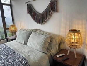 2 habitaciones, tabla de planchar con plancha y ropa de cama
