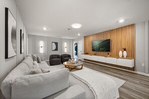 TV - 8 Bedrooms / 6 Bathrooms / Windsor Cay (15910CC) (Clermont)