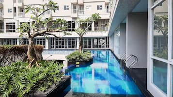 Una piscina al aire libre