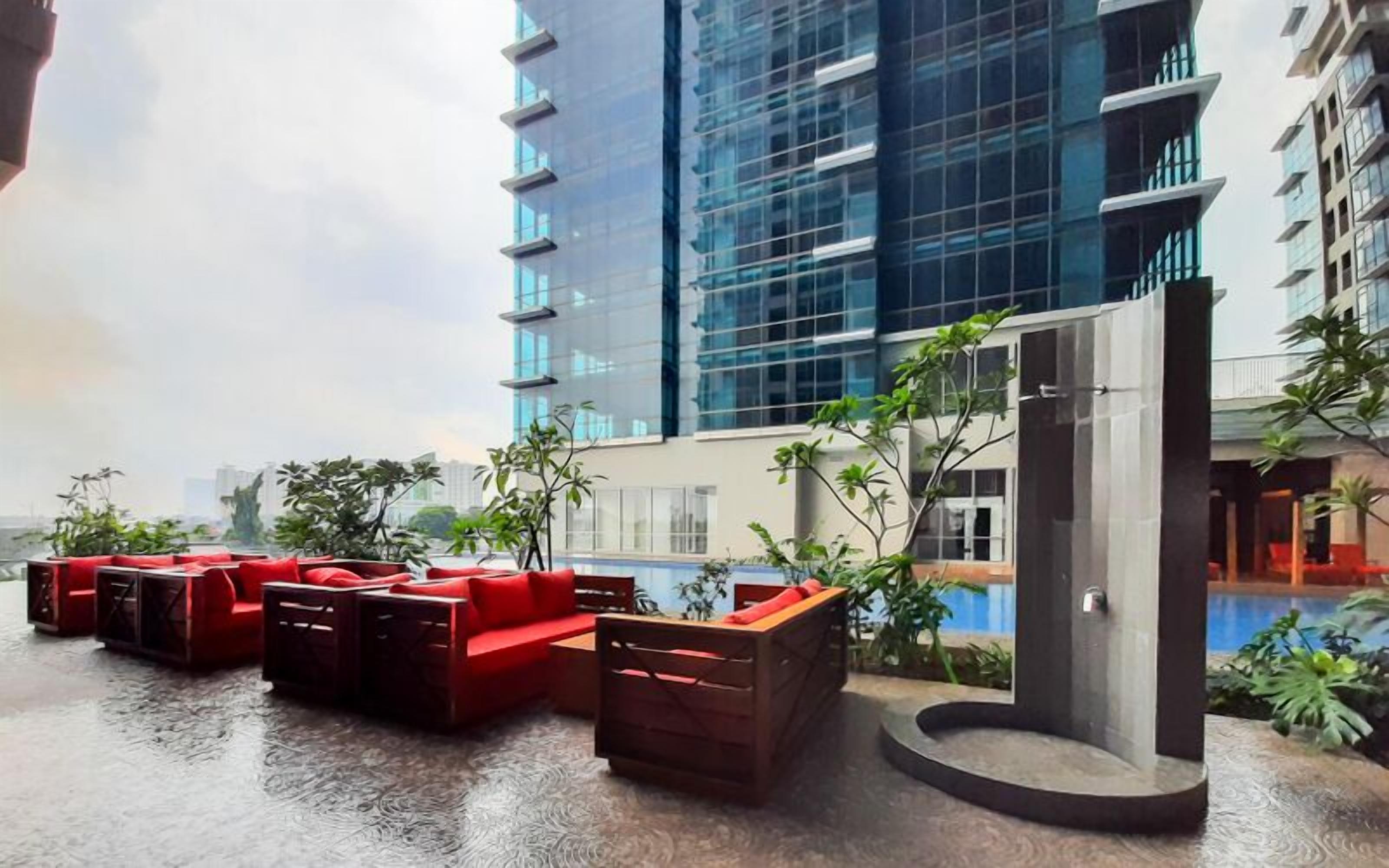 Una piscina al aire libre