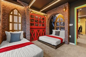 5 bedrooms, iron/ironing board, WiFi, bed sheets