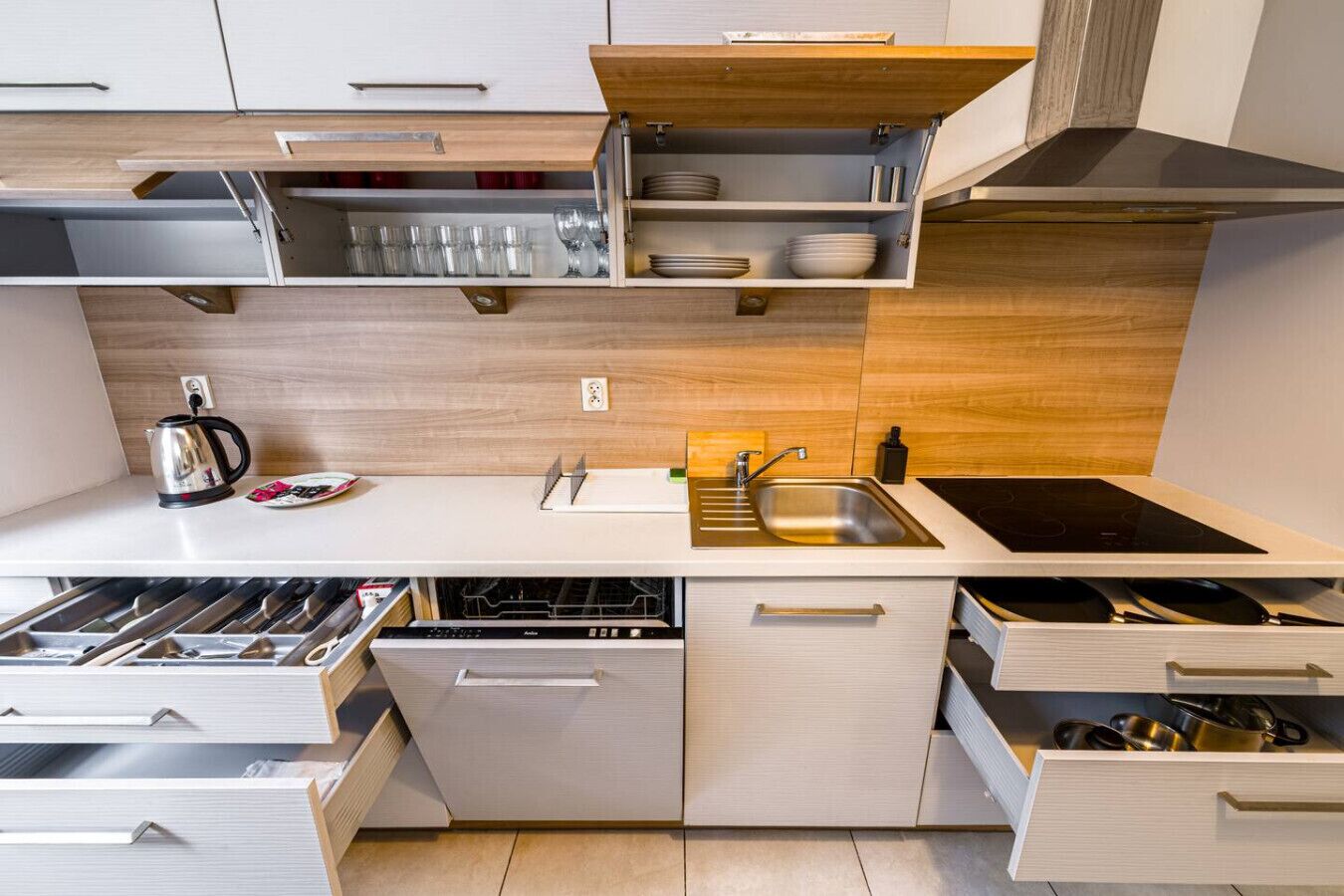 Jääkaappi, mikroaaltouuni, uuni, liesi