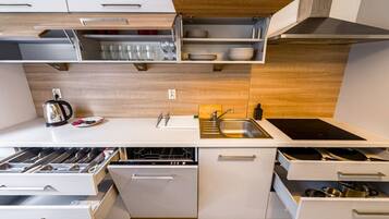 Jääkaappi, mikroaaltouuni, uuni, liesi