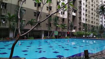 Kolam renang terbuka