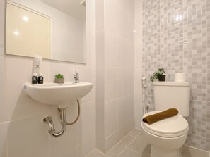 Standard Studio | Bathroom