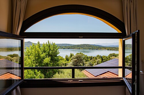 Cozy House with Lake View • Private Terrace & Self Check-in 24h