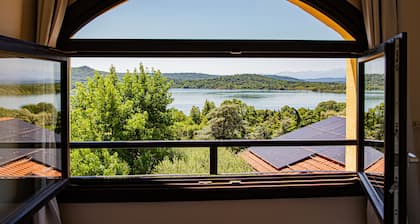 Cozy House with Lake View âą Private Terrace & Self Check-in 24h