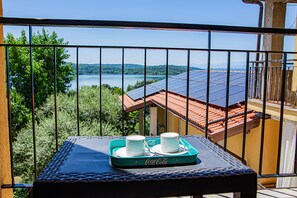 Outdoor dining - Cozy House with Lake View • Private Terrace & Self Check-in 24h (Viverone)