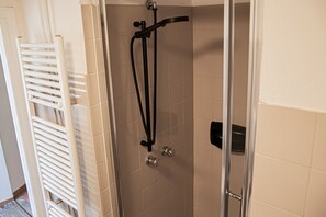 Douche, séchoir à cheveux, bidet, serviettes fournies