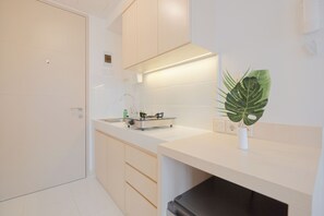 Private kitchen - Compact And Homey Studio At Tokyo Riverside Pik 2 Apartment (Teluknaga)