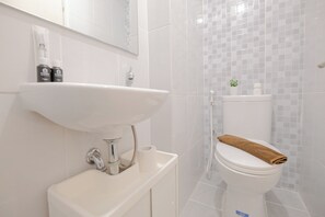 Bathroom - Compact And Homey Studio At Tokyo Riverside Pik 2 Apartment (Teluknaga)