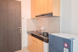 Private kitchen - Cozy Living Studio Room At Serpong Garden Apartment (Cisauk)