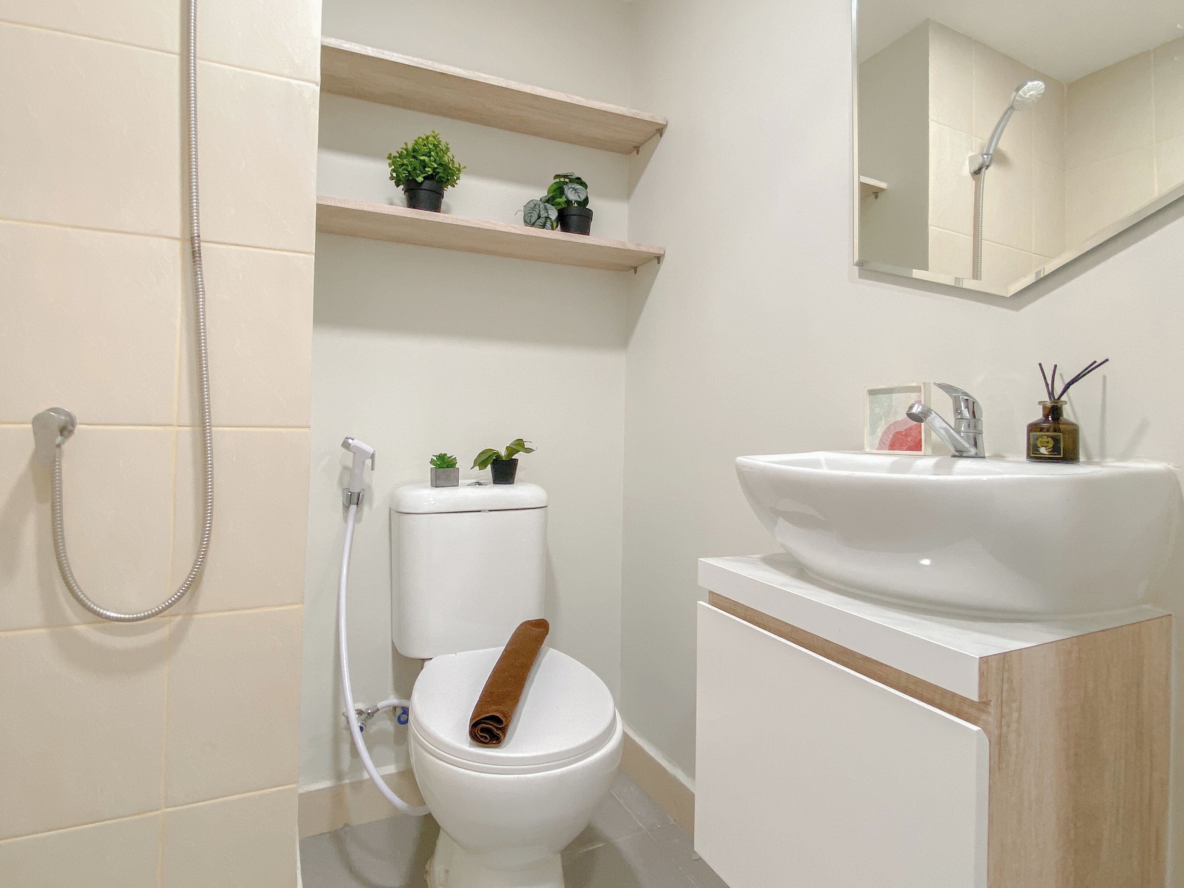 Une salle de bain moderne équipée de toilettes, d’une douche et d’un lavabo.
