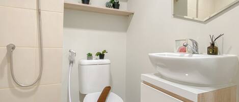 Un baño moderno con inodoro, ducha y lavamanos.