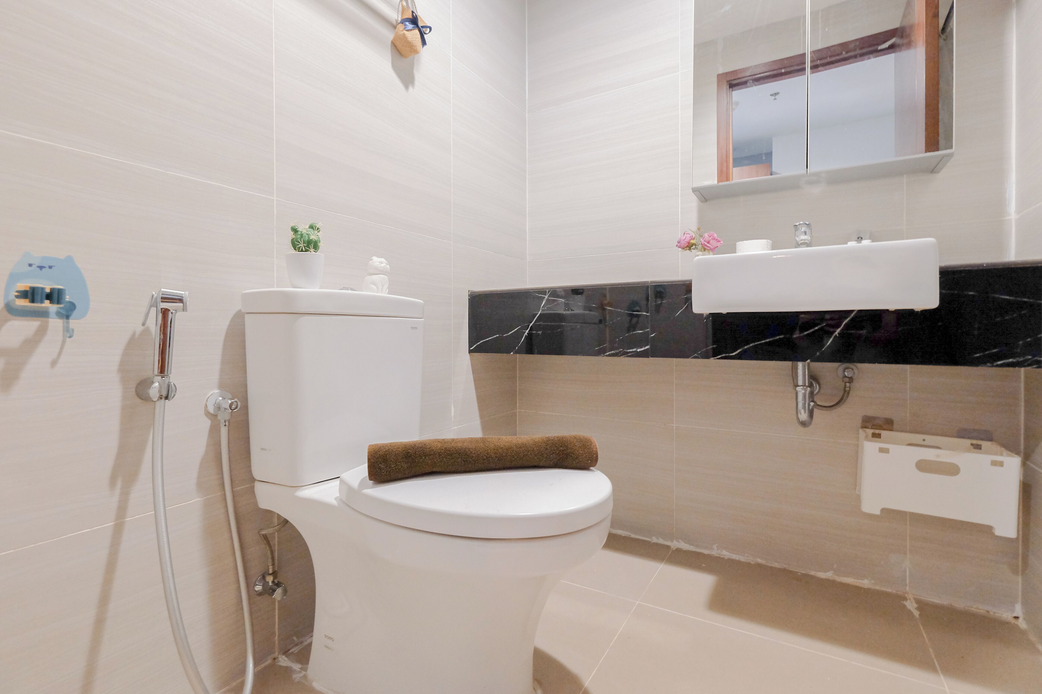 Un bagno moderno con vaso, doccia e lavandino.