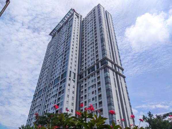 Exterior - Cozy And Minimalist Studio At West Vista Apartment (Jakarta)