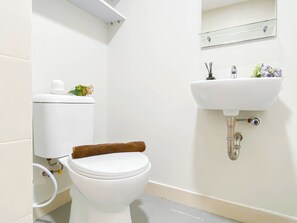 Standard Studio | Bathroom